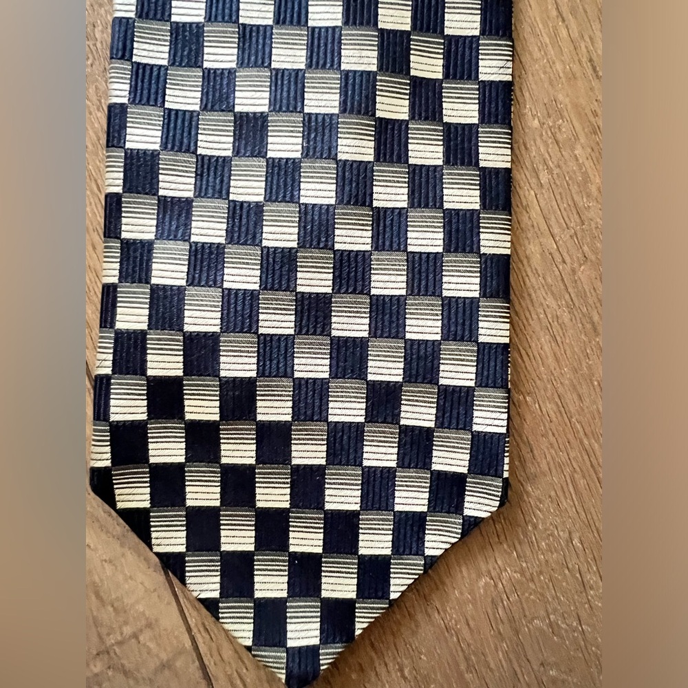 Patterned Tie - Picture 4 of 4